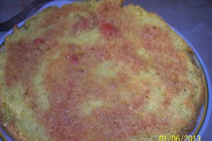 Tort cu crema de branza, capsuni si banane