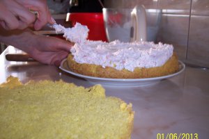 Tort cu crema de branza, capsuni si banane