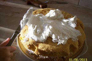 Tort cu crema de branza, capsuni si banane