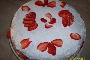 Tort cu crema de branza, capsuni si banane