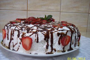 Tort cu crema de branza, capsuni si banane