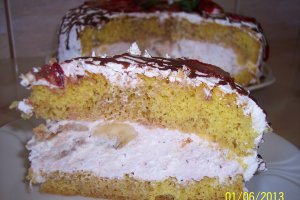 Tort cu crema de branza, capsuni si banane