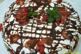 Tort cu crema de branza, capsuni si banane
