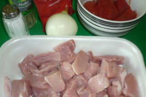 Gulas de porc cu rosii
