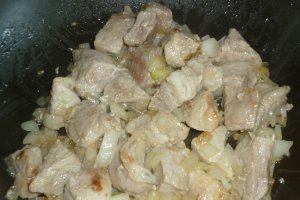 Gulas de porc cu rosii