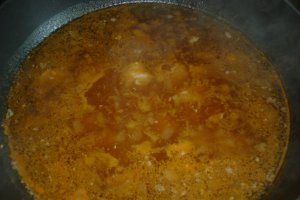 Gulas de porc cu rosii