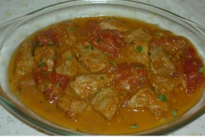 Gulas de porc cu rosii