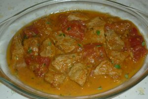 Gulas de porc cu rosii