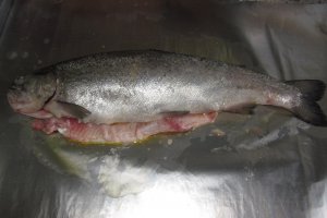 File de păstrăv la grătar cu găluşte de cartofi şi pesto