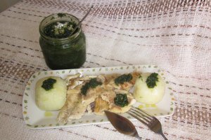 File de păstrăv la grătar cu găluşte de cartofi şi pesto