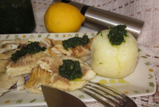 File de păstrăv la grătar cu găluşte de cartofi şi pesto