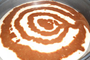 Cheesecake spiralat cu ciocolata si visine