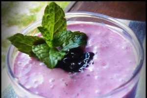 Smoothie cu dulceata din boabe de soc