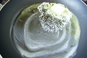 Spätzle la tigaie cu ceapa si masline