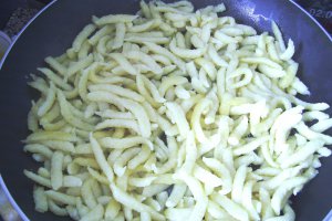 Spätzle la tigaie cu ceapa si masline