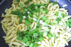 Spätzle la tigaie cu ceapa si masline