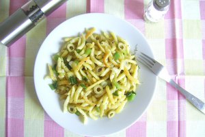 Spätzle la tigaie cu ceapa si masline