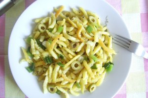 Spätzle la tigaie cu ceapa si masline