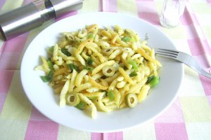 Spätzle la tigaie cu ceapa si masline