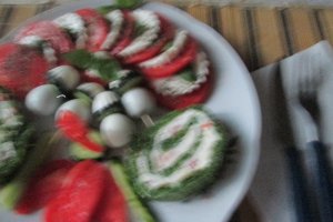Platou aperitiv cu miez de lapte, oua de prepelita si rulada de spanac