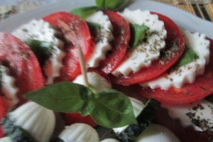 Platou aperitiv cu miez de lapte, oua de prepelita si rulada de spanac
