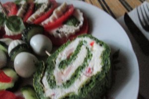 Platou aperitiv cu miez de lapte, oua de prepelita si rulada de spanac