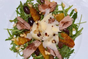 Salata cu rucola, friptura de curcan si portocale