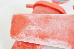 Sorbet de capsuni / inghetata de capsuni pe bat