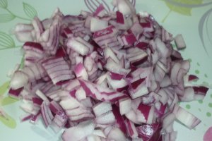 Salata cu branza, sardine si fasole rosie