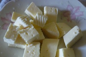 Salata cu branza, sardine si fasole rosie