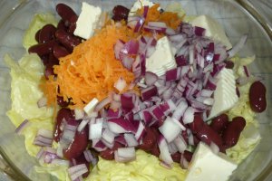 Salata cu branza, sardine si fasole rosie