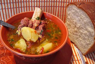 Ciorba din oase de porc si legume proaspete, o explozie de arome si savoare autentica