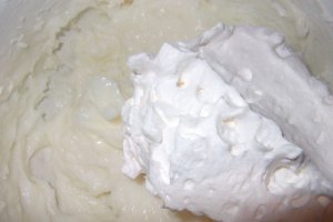 Hello Kitty - Tort cu crema de fructe de padure