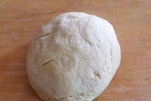 Tarta cu caise si capsuni
