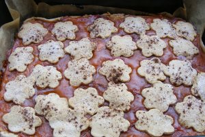 Tarta cu caise si capsuni