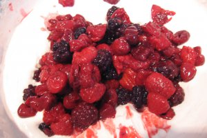 Tarta cu blat de biscuiti si fructe asortate