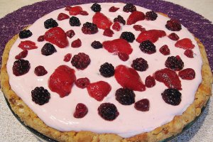 Tarta cu blat de biscuiti si fructe asortate