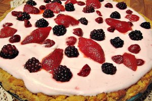 Tarta cu blat de biscuiti si fructe asortate
