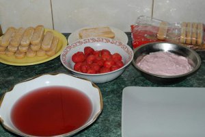 Tort de piscoturi cu crema de capsuni