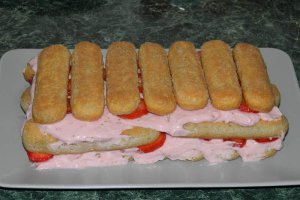 Tort de piscoturi cu crema de capsuni