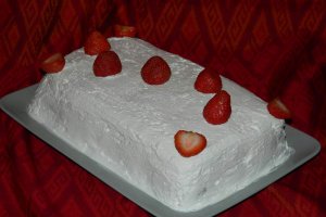 Tort de piscoturi cu crema de capsuni