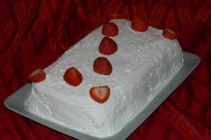 Tort de piscoturi cu crema de capsuni