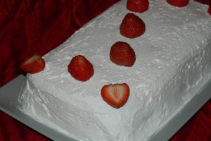 Tort de piscoturi cu crema de capsuni