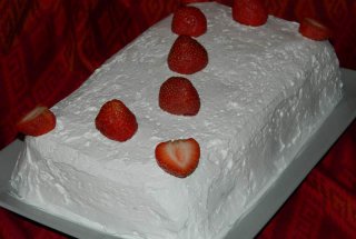 Tort de piscoturi cu crema de capsuni