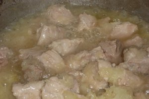 Papricas de porc cu galuste din faina