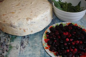 Tort racoritor cu mascarpone si fructe de padure