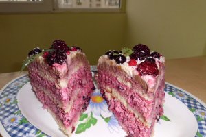 Tort racoritor cu mascarpone si fructe de padure