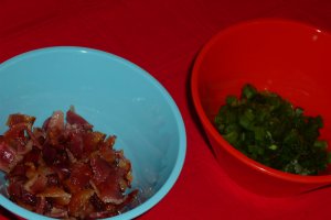 Piure de cartofi cu bacon crocant si ceapa verde