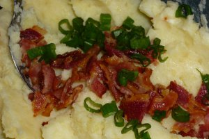 Piure de cartofi cu bacon crocant si ceapa verde