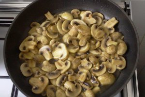 Ciuperci Champignons Sotate sau cu patrunjel (Ciuperci Champignons Trifolate)